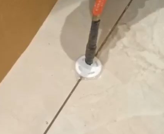 西工瓷砖空鼓维修公司专业解答瓷砖在铺贴过程中，如果没有涂抹均匀到位的粘结材料（如水泥砂浆或瓷砖胶），可能会导致以下问题