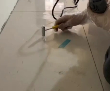 西工瓷砖开裂维修公司专业分享瓷砖在铺贴前如果没有沥干水分，将会导致以下问题
