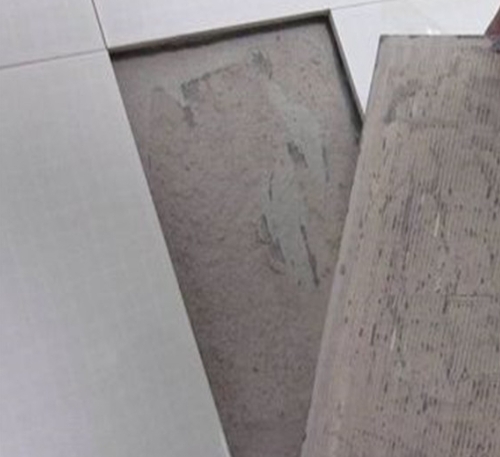西工瓷砖空鼓维修公司分享瓷砖铺贴时如果打浆（即涂抹在瓷砖背面和基层上的砂浆或瓷砖胶）过少，会带来以下问题